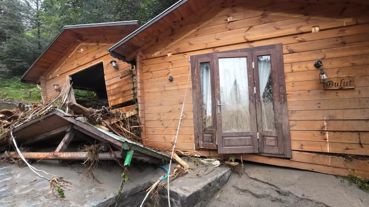 sel felaketi is makineleri devrildi bungalovlar yikildi P236y8Gl