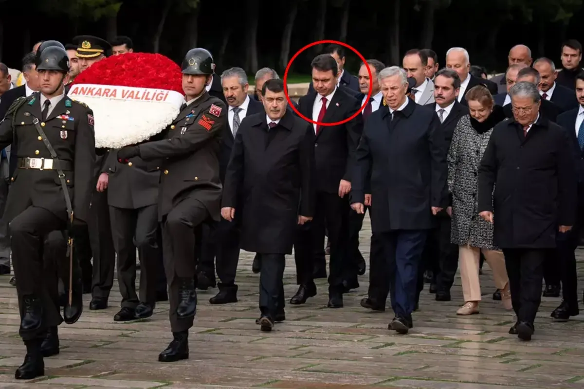 anitkabirdeki torene damga vuran goruntu yavas ve sorusturma izni isteyen bassavci yan yana Vb5xNpM5.jpg