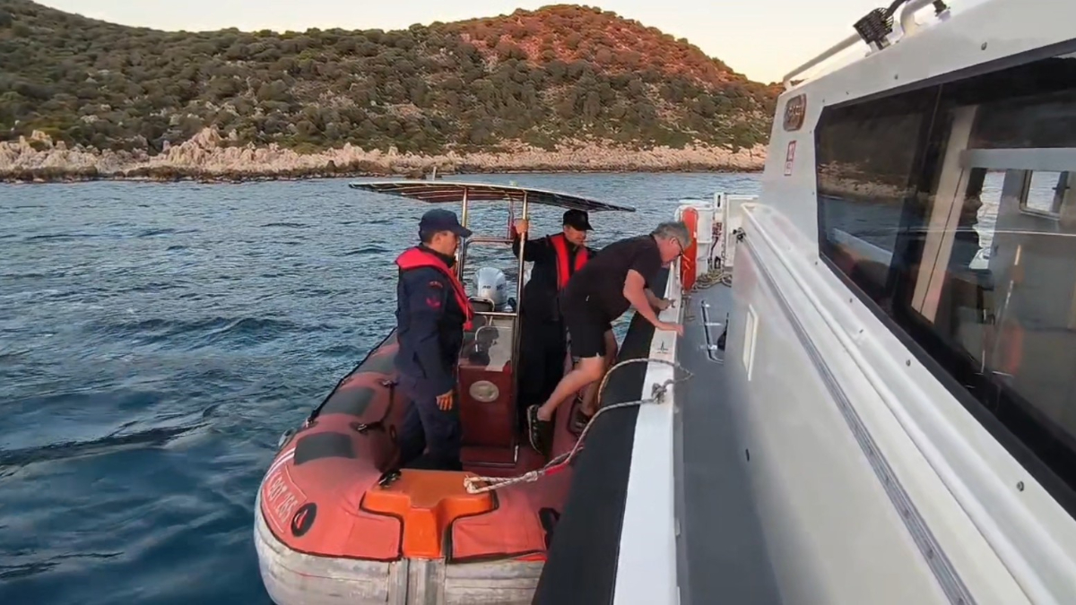 antalyada alman turist kayaliklarda mahsur kaldi Rb4vcArY.jpg