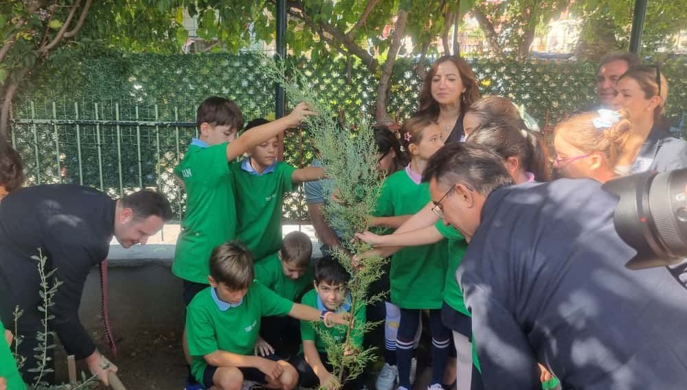 sehit ogretmen adinin verildigi okulda anildi O2byh3SM.jpg