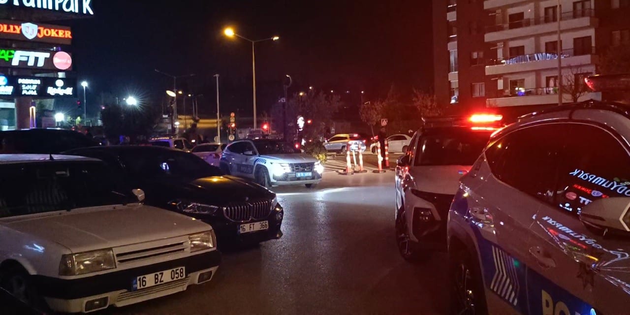 avmde cikan tartisma sonrasinda bekcilere belindeki silahi gosterdi PaCka7Ov.jpg