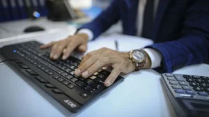 coklu-gorev-multitasking-efsanesi-beyninizin-neden-tek-bir-seye-ihtiyaci-var-e1pqnvcW