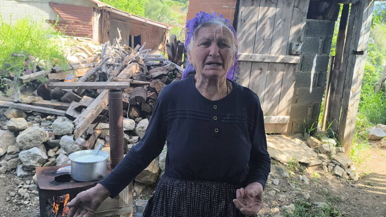 sumbasta-depremzedeler-hala-cadir-ve-barakalarda-yasiyor-86-yasindaki-depremzede-isyan-etti-param-yok-tYws3gDT